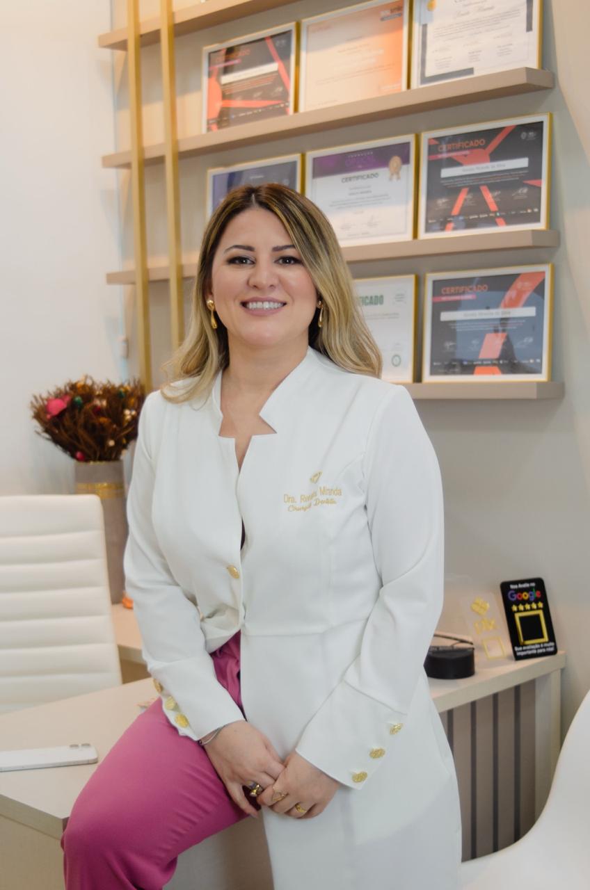Dra. Renata Miranda em atendimento clínico